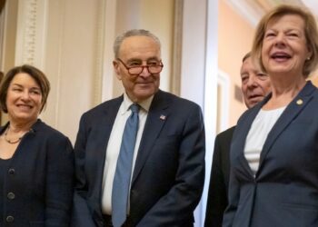 Demócratas reeligen a Chuck Schumer como líder del partido en el Senado