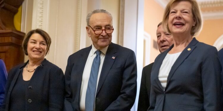 Demócratas reeligen a Chuck Schumer como líder del partido en el Senado