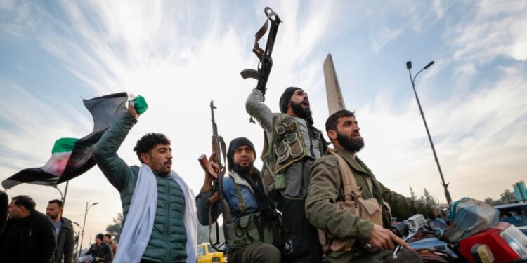 Rebeldes sirios derrocan al presidente Assad, en paradero desconocido, después de más de 13 años de guerra