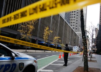 CEO de UnitedHealthcare es asesinado a tiros fuera de un hotel en Nueva York