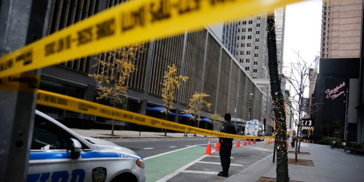 CEO de UnitedHealthcare es asesinado a tiros fuera de un hotel en Nueva York