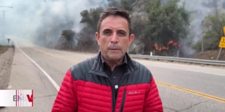 Arden las montañas de Malibú, en California