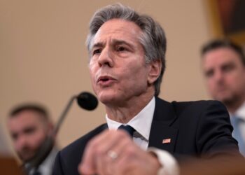 Blinken enfrenta a críticos republicanos en el Congreso por retiro de Afganistán