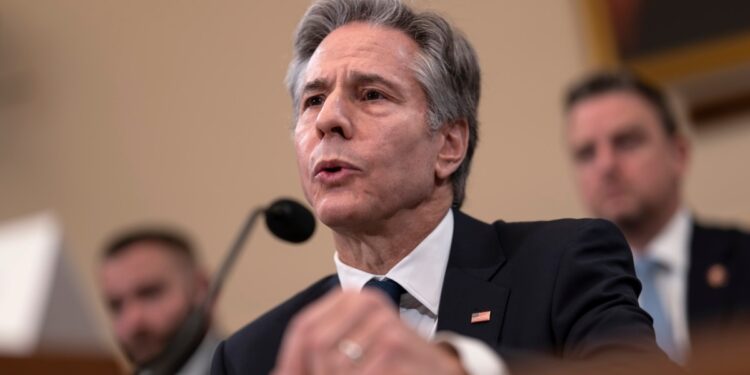 Blinken enfrenta a críticos republicanos en el Congreso por retiro de Afganistán