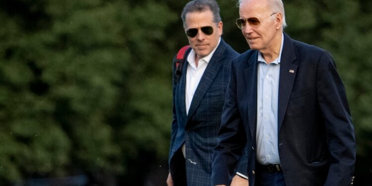 Exinformante del FBI acusado de mentir sobre los Biden acepta declararse culpable