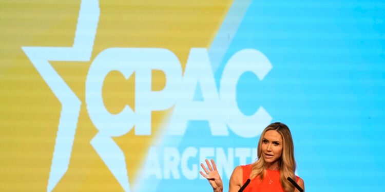 Lara Trump pone de ejemplo al gobierno de Milei en cumbre de líderes conservadores