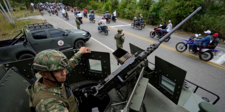 Ejército colombiano halla fosa común con jóvenes que habrían sido víctimas de reclutamiento