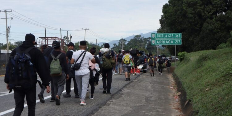 Aduanas y Protección Fronteriza afirma que la cantidad de migrantes intentando cruzar fronteras norte y sur de EEUU disminuyó notablemente