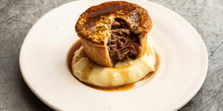 Policía recupera la furgoneta con 2.500 pasteles, pero están demasiado dañados para comerse