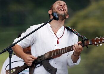 Miles de armas incautadas a ilegales se funden para ser material de construcción en Colombia