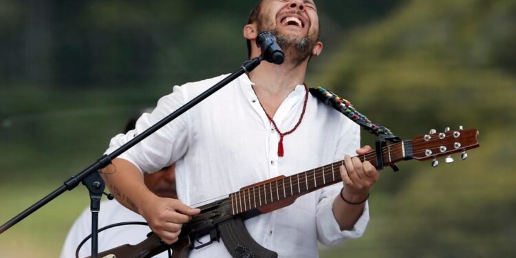 Miles de armas incautadas a ilegales se funden para ser material de construcción en Colombia