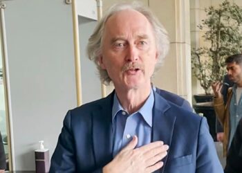 Enviado de la ONU aboga por proceso de transición liderado por Siria en conversaciones con líder rebelde