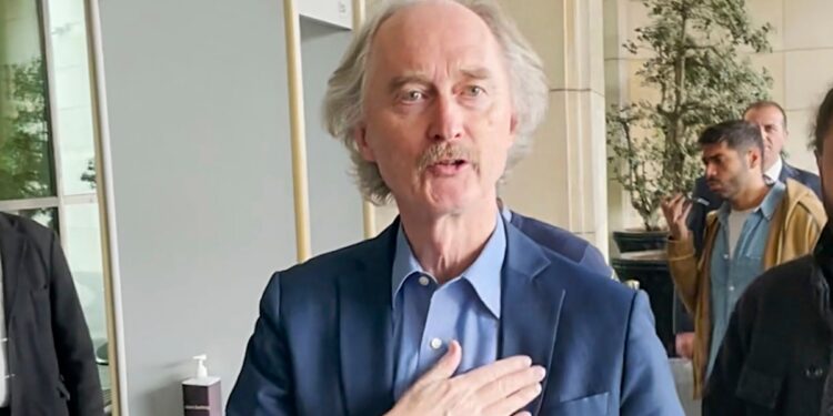 Enviado de la ONU aboga por proceso de transición liderado por Siria en conversaciones con líder rebelde