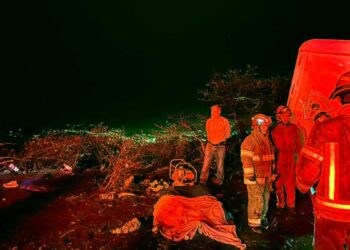 Mueren 16 personas en choque entre dos vehículos en carretera del sur de Ecuador