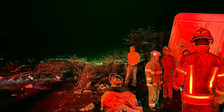 Mueren 16 personas en choque entre dos vehículos en carretera del sur de Ecuador