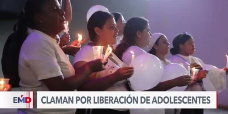 Madres de adolescentes presos en Venezuela en vigilia por su liberación