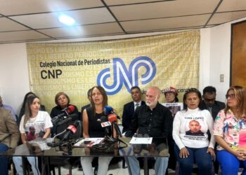 Excarcelan a trabajadora de la prensa arrestada tras elecciones en Venezuela, una docena permanece en prisión