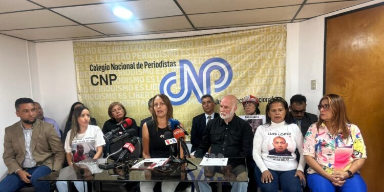Excarcelan a trabajadora de la prensa arrestada tras elecciones en Venezuela, una docena permanece en prisión