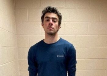 El principal sospechoso de haber asesinado al director ejecutivo de UnitedHealthcare, fue detenido y compareció ante un juez de Pensilvania