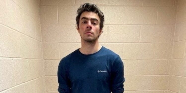 El principal sospechoso de haber asesinado al director ejecutivo de UnitedHealthcare, fue detenido y compareció ante un juez de Pensilvania