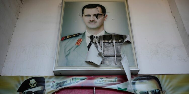 Assad dice que avance de los rebeldes sirios lo obligaron a escapar a Rusia