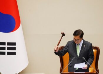 Fracasa moción de juicio político a presidente surcoreano tras boicot de su partido a votación