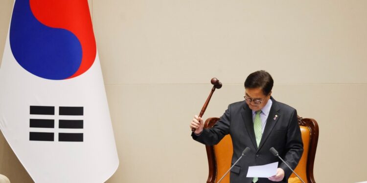Fracasa moción de juicio político a presidente surcoreano tras boicot de su partido a votación