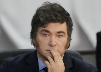 Extranjeros, el nuevo blanco en el plan de ajuste de Milei