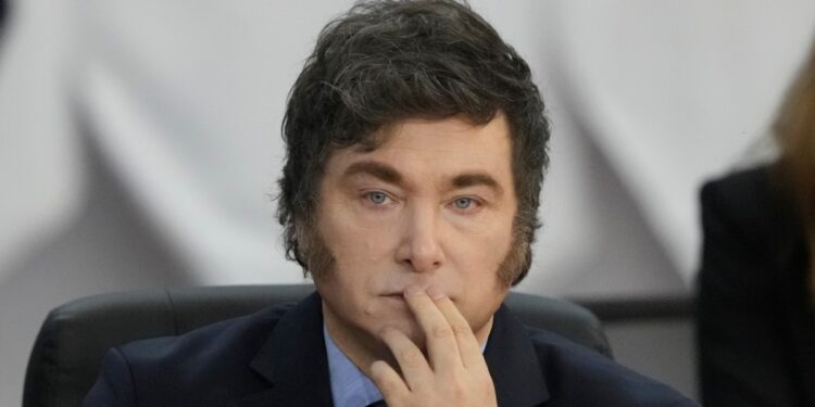 Extranjeros, el nuevo blanco en el plan de ajuste de Milei