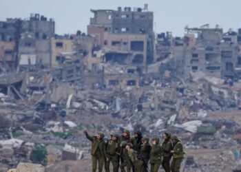 Entre la aceptación y el entusiasmo hacia los nuevos dirigentes rebeldes, los sirios regresan a la cotidianidad en Damasco