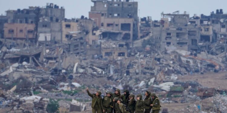 Entre la aceptación y el entusiasmo hacia los nuevos dirigentes rebeldes, los sirios regresan a la cotidianidad en Damasco