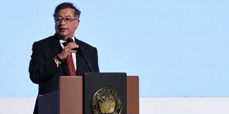 Petro dice espera recibir renuncia de ministro de Hacienda, en medio de escándalo de corrupción