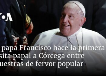 El papa Francisco hace la primera visita papal a Córcega entre muestras de fervor popular