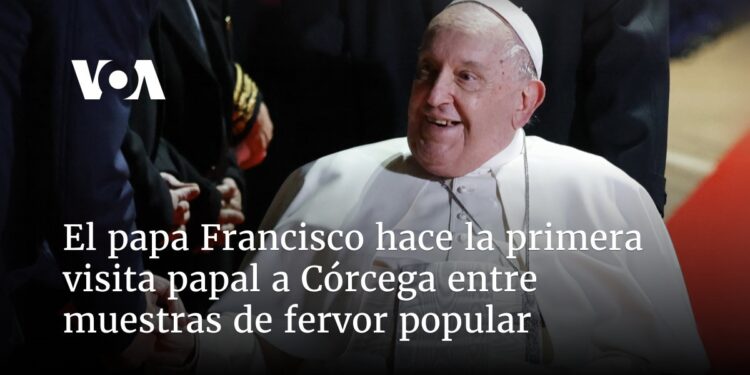 El papa Francisco hace la primera visita papal a Córcega entre muestras de fervor popular