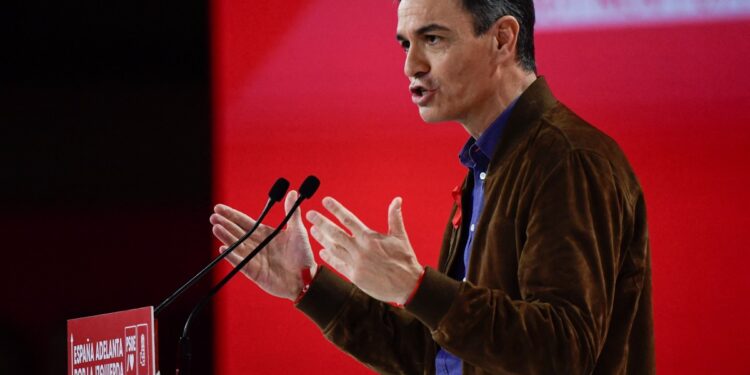 Pedro Sánchez, reelegido como líder socialista en España en medio de escándalos