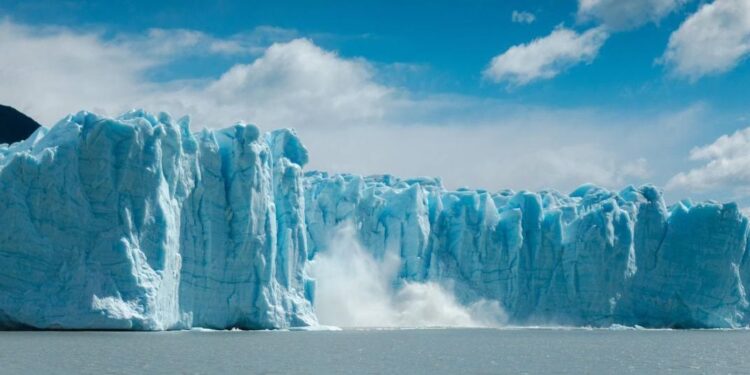El hielo marino antártico en declive: científicos predicen su futuro con mayor precisión