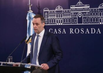 Argentina busca cobrar a extranjeros por salud y educación pública