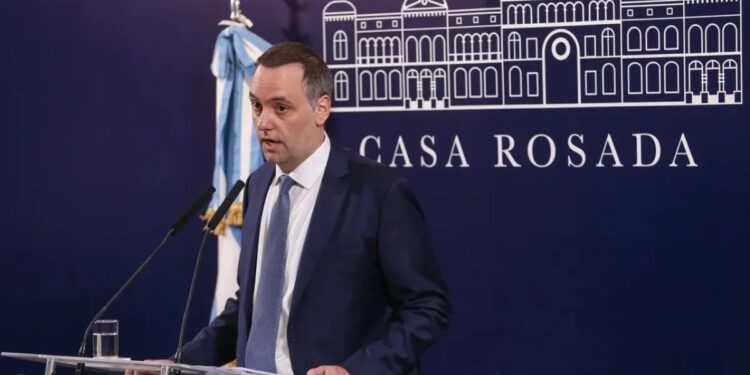 Argentina busca cobrar a extranjeros por salud y educación pública