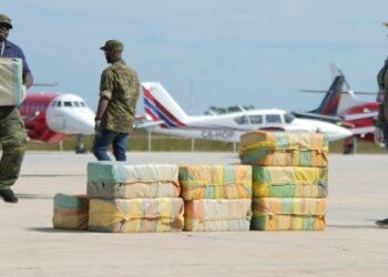 Frustran intento de introducir drogas a Bahamas tras accidente aéreo