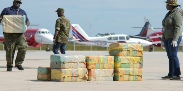 Frustran intento de introducir drogas a Bahamas tras accidente aéreo