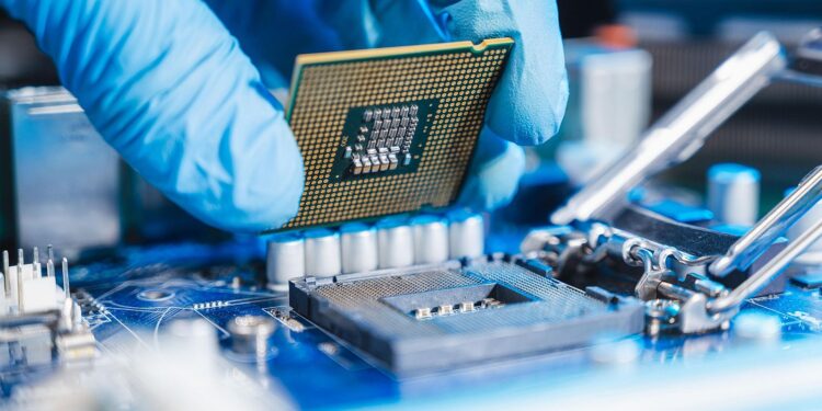 EE.UU. anuncia nuevas restricciones a China para frenar su avance en microchips avanzados