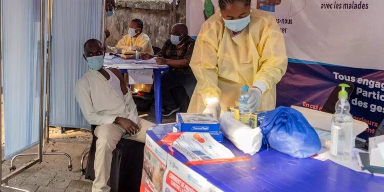 Más de 400 casos y 30 muertos por una enfermedad desconocida: la OMS intensifica las investigaciones en África