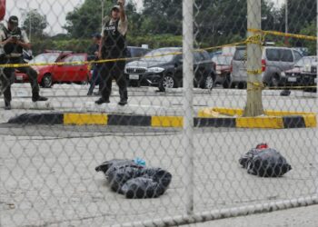 Dejan dos bultos con forma de cadáveres y rellenos ante sede judicial de Ecuador