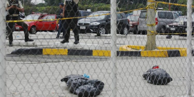 Dejan dos bultos con forma de cadáveres y rellenos ante sede judicial de Ecuador