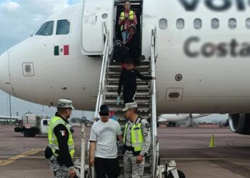 Detienen a hombre que intentó desviar un vuelo de México a EE.UU. y revelan los presuntos motivos de su peligrosa maniobra