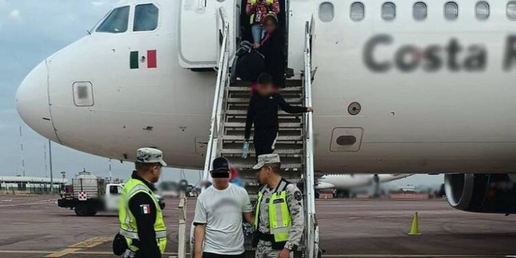 Detienen a hombre que intentó desviar un vuelo de México a EE.UU. y revelan los presuntos motivos de su peligrosa maniobra