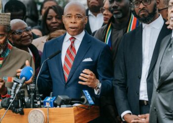 Alcalde de Nueva York dispuesto a cooperar para deportar a migrantes con delitos