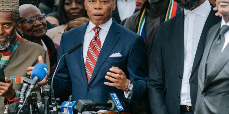 Alcalde de Nueva York dispuesto a cooperar para deportar a migrantes con delitos