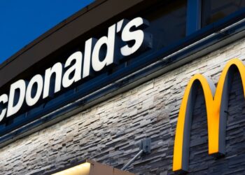 EEUU cierra investigación sobre brote de E. coli en cebollas de hamburguesas de McDonald’s