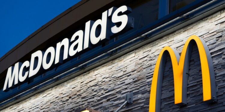 EEUU cierra investigación sobre brote de E. coli en cebollas de hamburguesas de McDonald’s